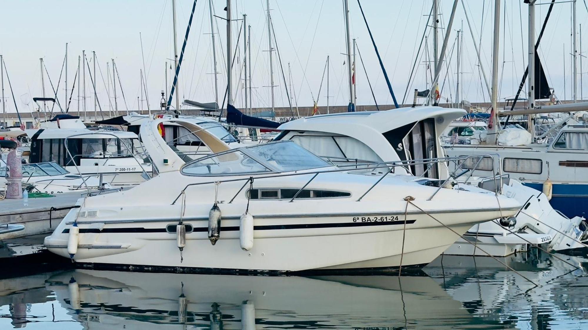 Boat In For Sleeping And Sailing Barcelone